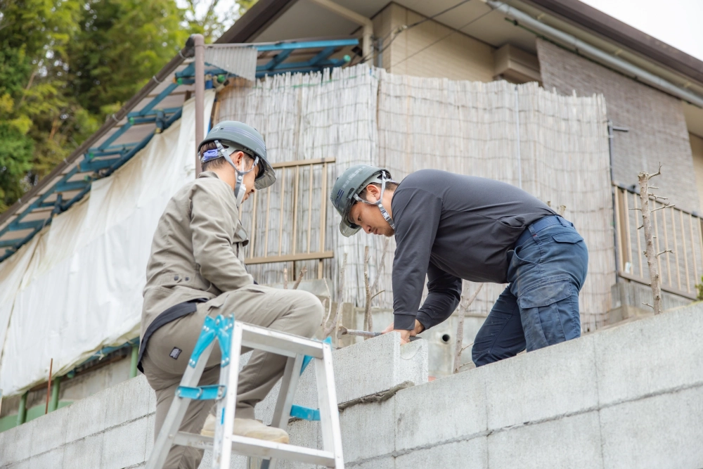 工事中の作業員2名